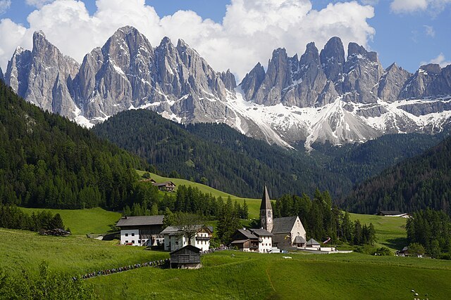 1_dolomites_santa_magdalena_2024_val_di_funes_Chensiyuan.jpg