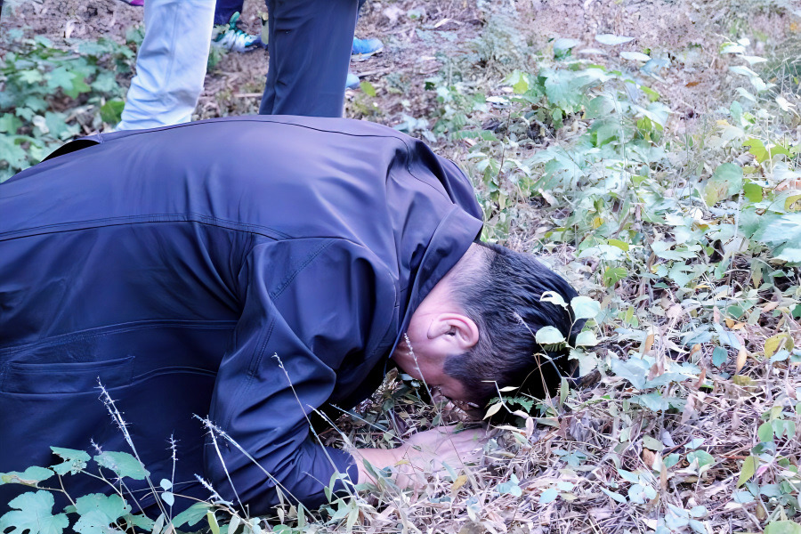 동학군묘소에절하는안병권-1.jpg