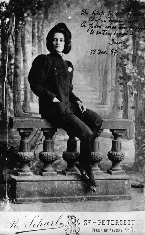 3기피우스는 남성복, 남성 필명, 시 속 남성 서정적 자아, 그리고 향기 나는 담배를 좋아했다.jpg