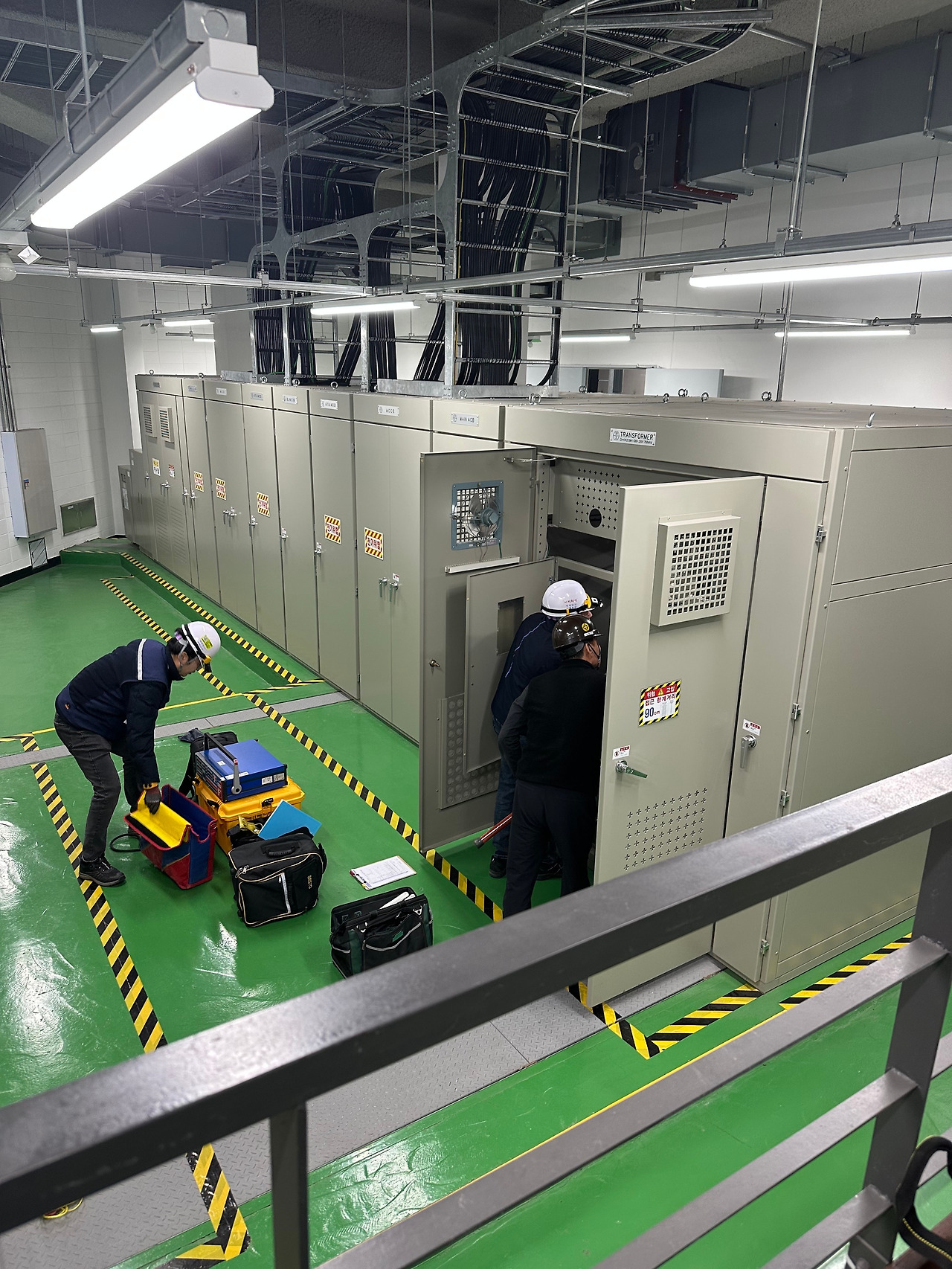 기술자들이 서울시립과학관 건물 지하의 전기시설을 점검하는 모습.jpg