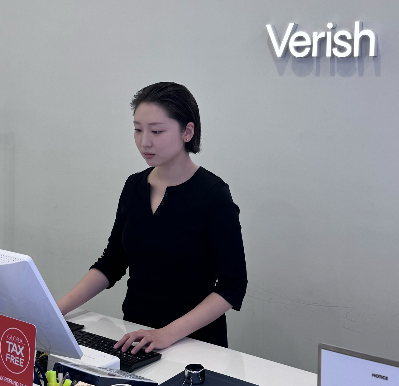 노트북 작업.jpg