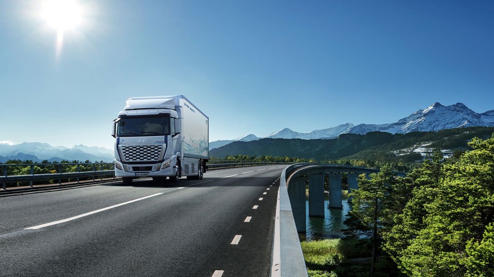 hyundai-xcient-fuel-cell-trucks-europe-record-2.jpg