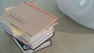 책 쌓여있는 사진(비하인드컷).jpg