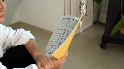 책 들고있는 사진(비하인드컷).jpg