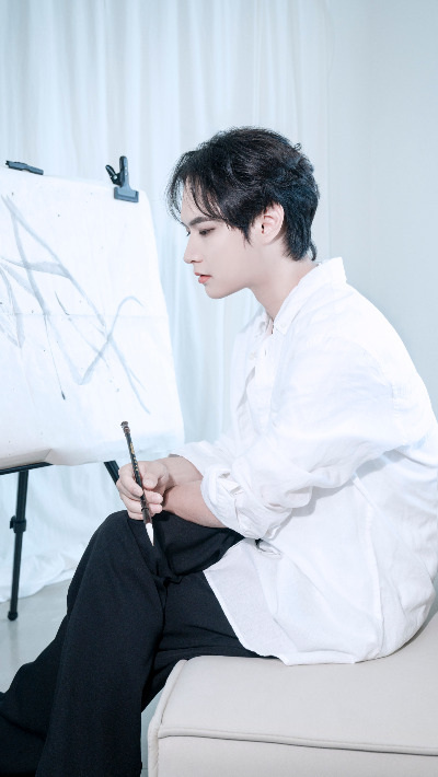 붓들고 앉아있는 사진.jpg