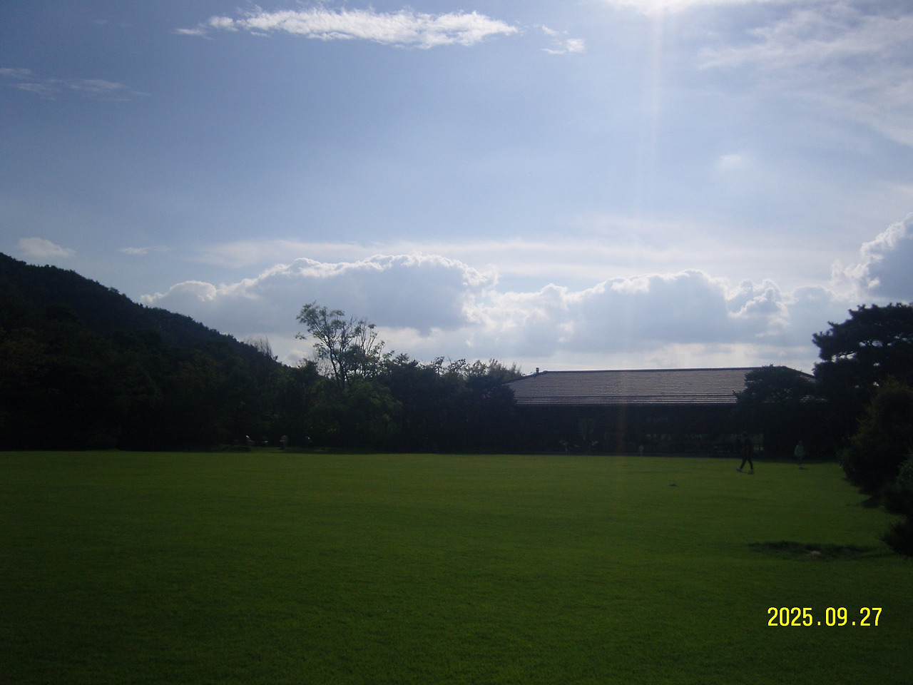 1758960421340 (1).jpg