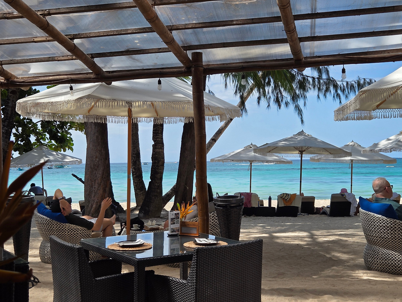 260402-보라카이 카페 속 개2-KakaoTalk_20260402_204240871.jpg