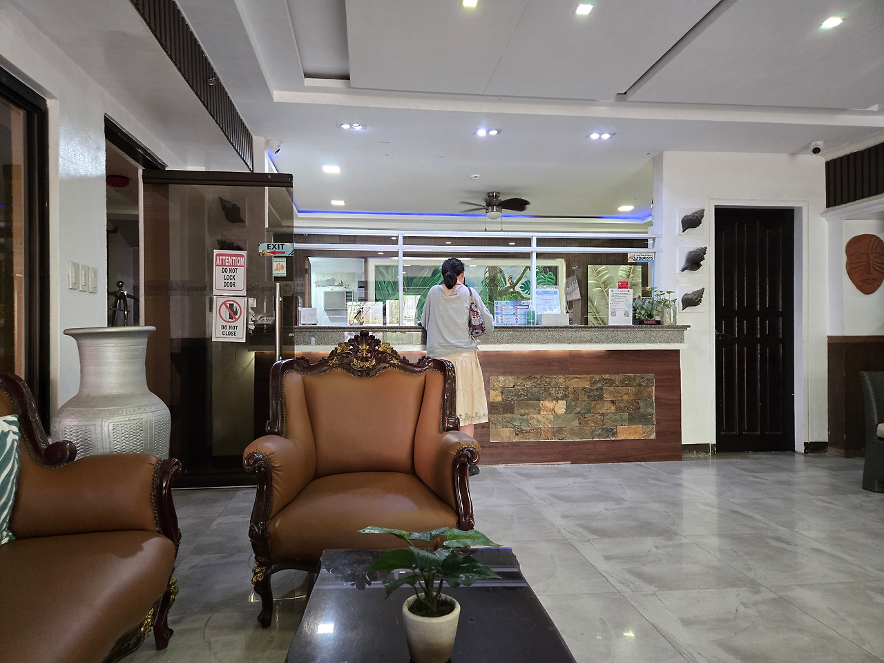 260325-홀리데이 호텔 일층데스크.jpg