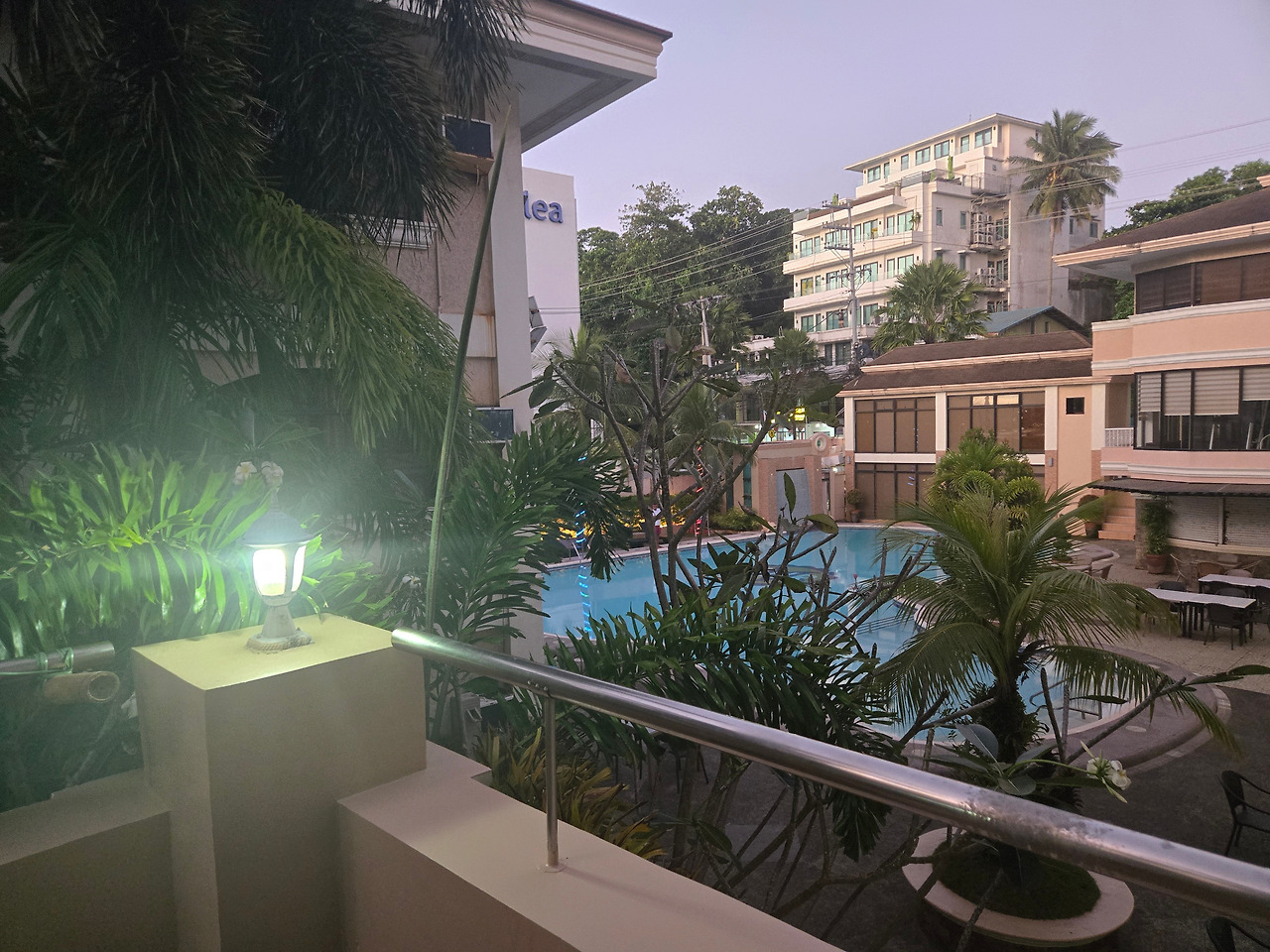 260222-홀리데이 호텔 수영장KakaoTalk_20260222_212438442.jpg