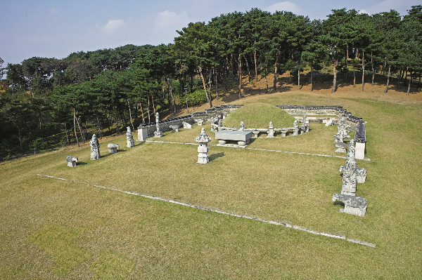 융릉과 건릉_건릉_능침 전경(궁능유적본부)-min.jpg