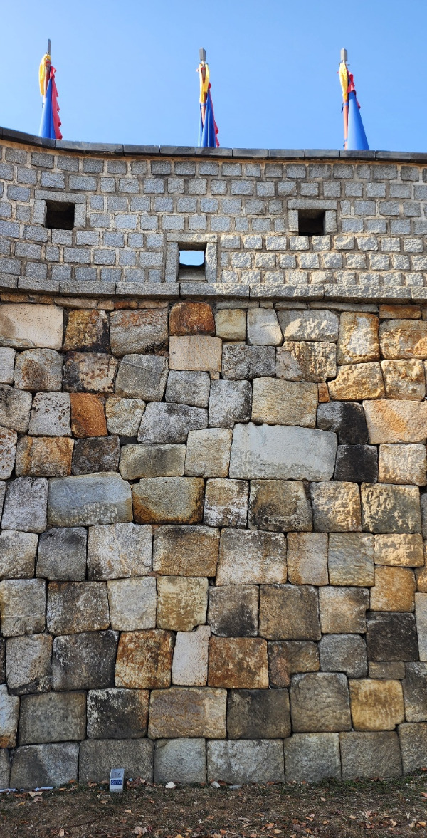 창룡문 성곽1.jpg