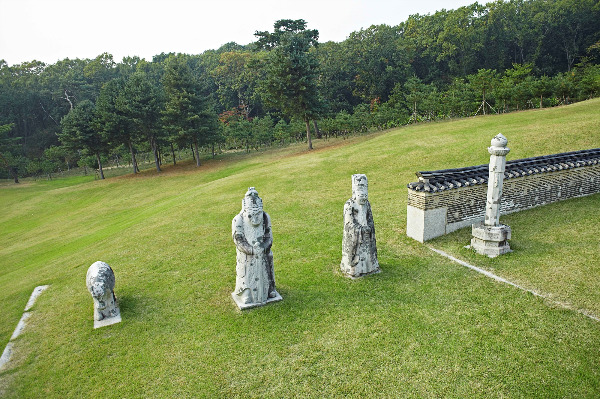 융릉과 건릉_융릉_문석인과 무석인(궁능유적본부)-min.jpg