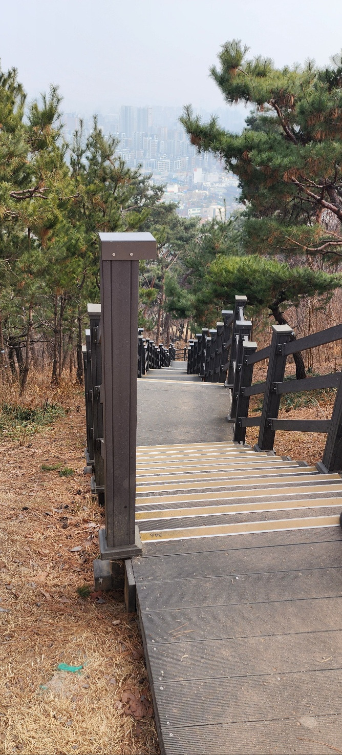 0올라와서 본 계단.jpg