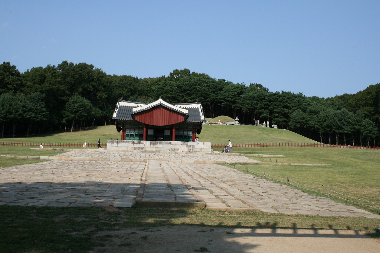 융릉의 일상.jpg