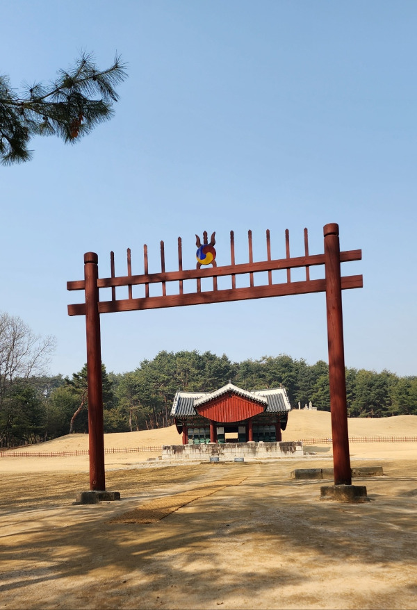 건릉 홍살문.jpg