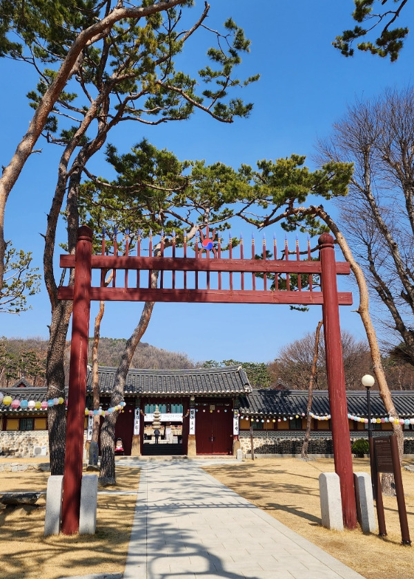 용주사 홍살문1.jpg