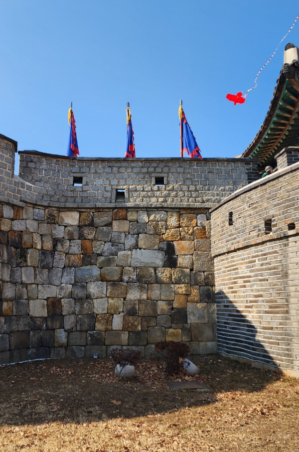 창룡문 성곽.jpg