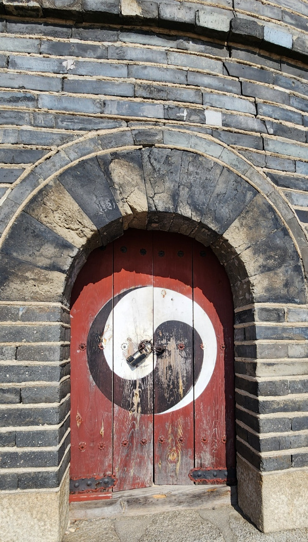 동북공심돈 닫힌문.jpg