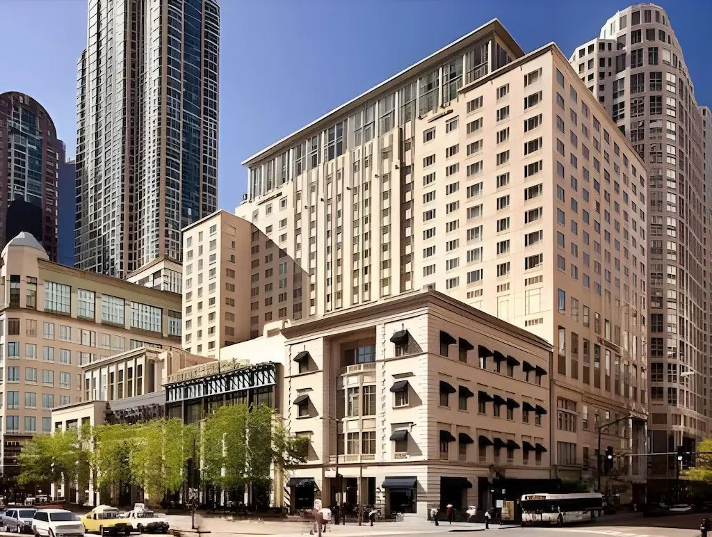 더-페닌술라-시카고-1.jpg