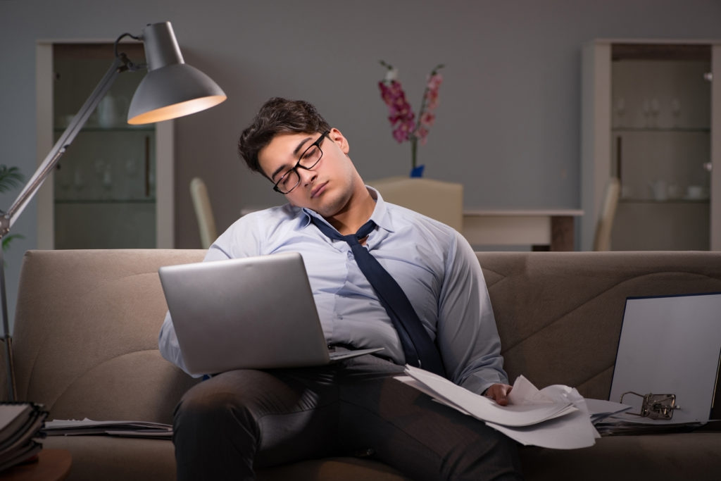 퇴근 후 지친 직장인.jpg