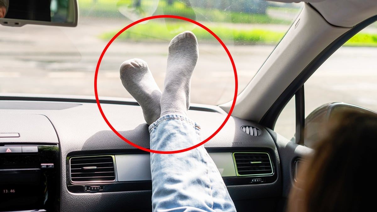 passenger-seat-feet-on-dashboard-airbag-danger-2.jpg