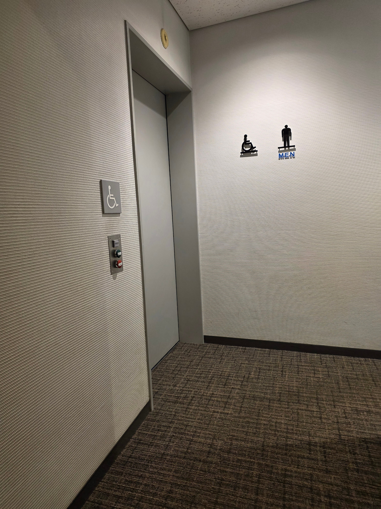 명예의전당 화장실.jpg