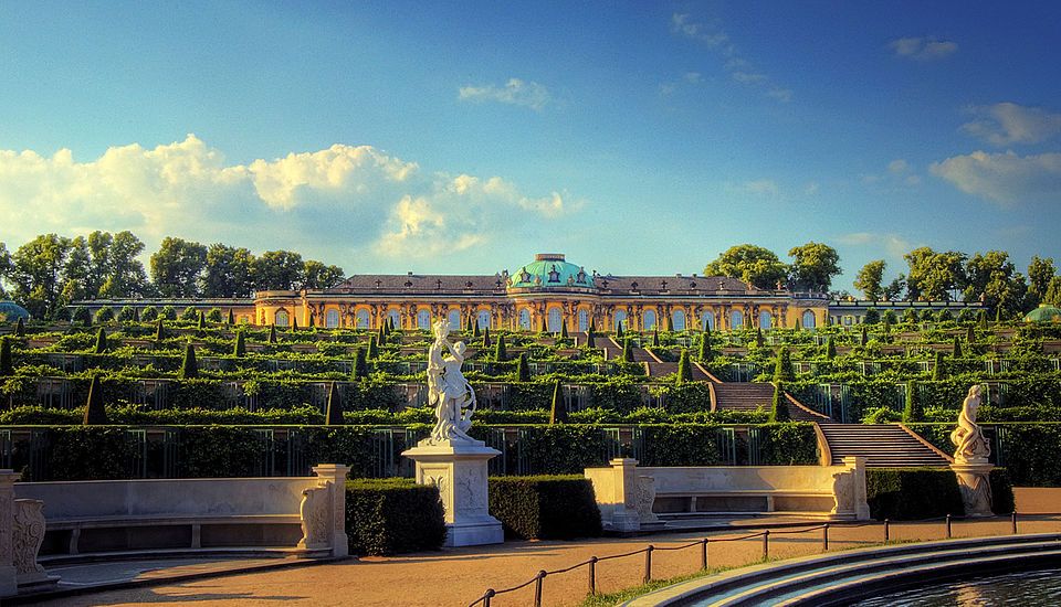 Potsdam_Schloss_Sanssouci_(707912855).jpg