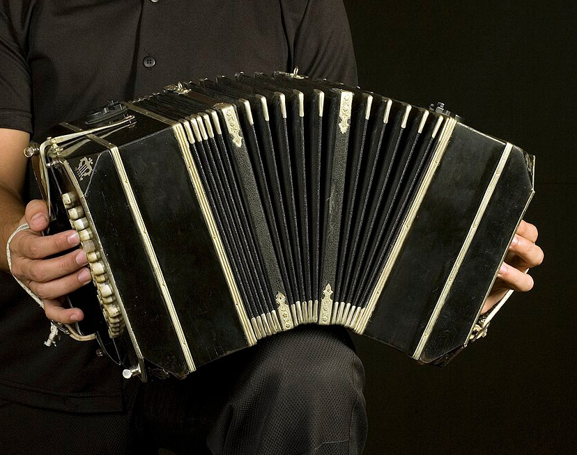 Buenos_Aires_-_Bandoneon_tango_player_-_7435.jpg