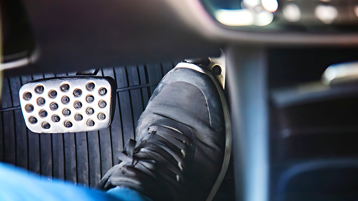 2026-fuel-efficiency-driving-tips-eco-friendly (2).jpg