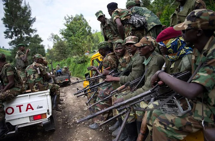 차량을 타고 전선으로 이동하는 콩고 M23 반군.jpg