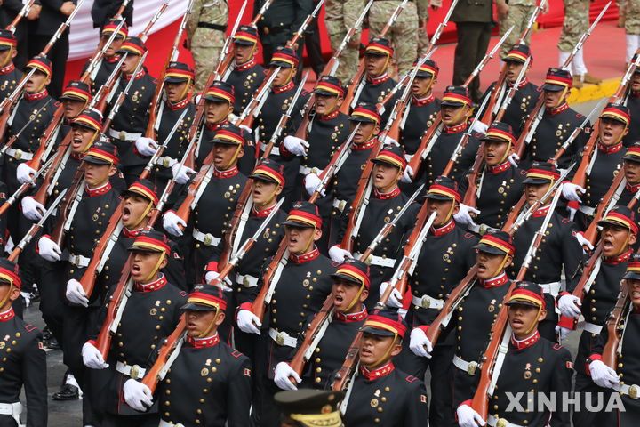 페루 전통 군사 퍼레이드.jpg