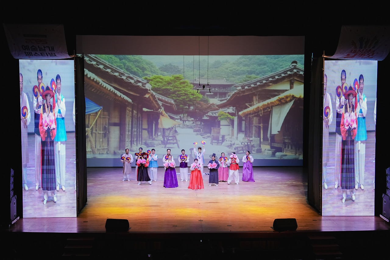 별첨3. 2025년 성과공유축제 예술날개 페스티벌 공연사진.jpg