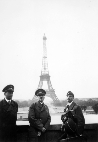 Adolf_Hitler_in_Paris_1940.jpg