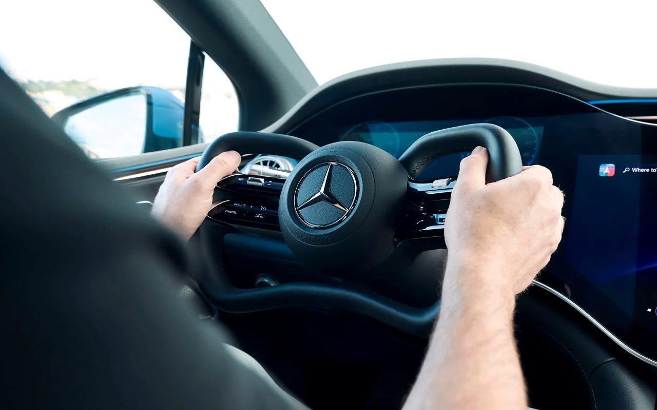 벤츠-EQS-핸들이-반토막-난-이유-1.jpg