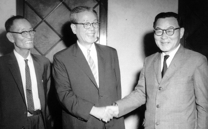 1960.08.13 윤보선 대통령 취임 [위키 커먼즈, 퍼블릭 도메인] 1960.08.13-1962.03.24 장면 총리와.jpg