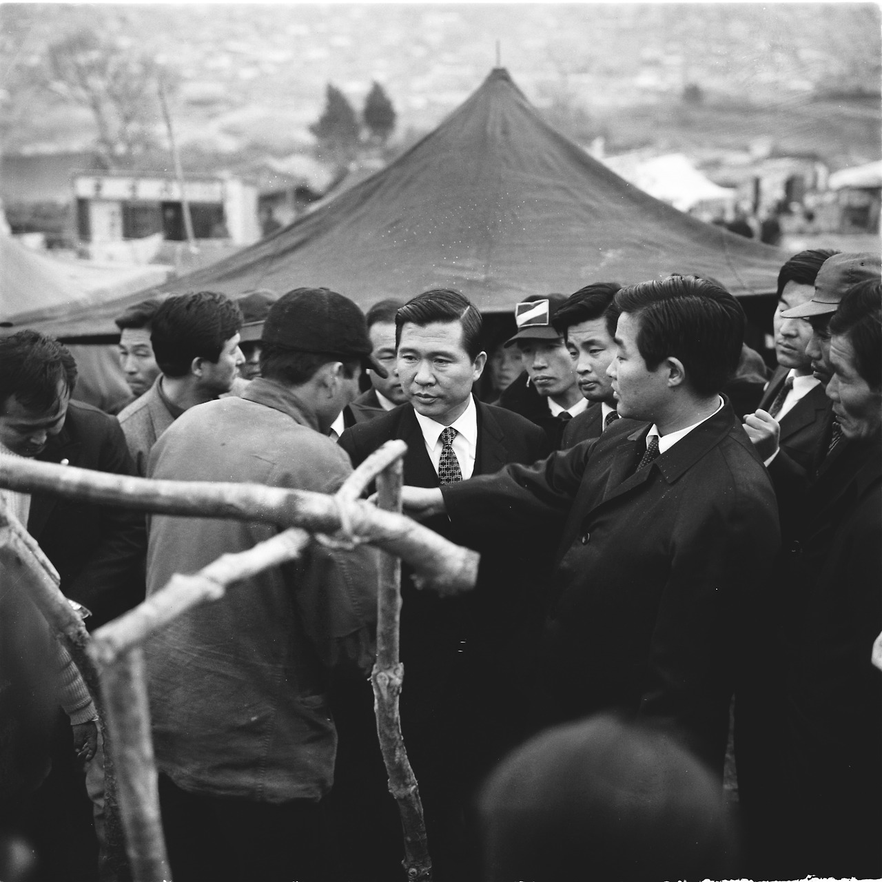 1971.04.27 7대 대선 중 김대중_신민당_대통령_후보_광주대단지_시찰_(1970._12._21).jpg