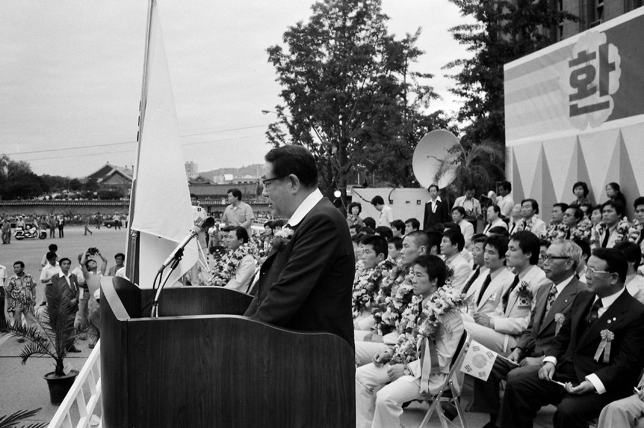 1979.12.06 최규하 대통령 취임 [위키 커먼즈, 퍼블릭 도메인] 1979.12.06-1980.08.16 국무총리 당시.jpg
