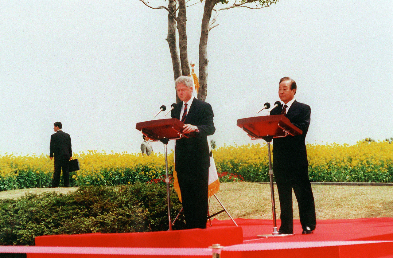 1993.02.25 김영삼 대통령 취임 [위키 커먼즈, 퍼블릭 도메인] 1993.02.25-1998.02.24 클린턴 대통령과.jpg