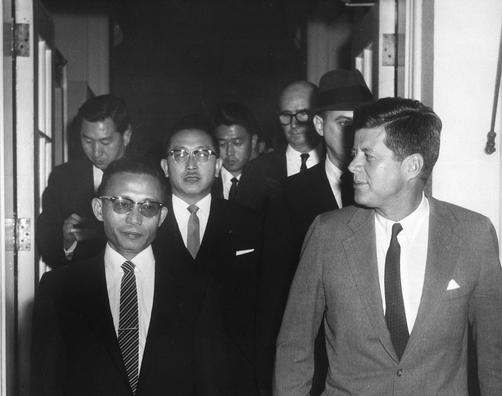 1963.12.17 박정희 대통령 취임 [위키 커먼즈, 퍼블릭 도메인] 1963.12.17-1979.10.26 케네디 대통령과.jpg