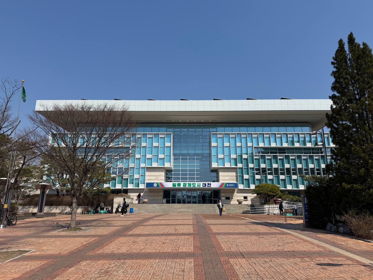 20260319 도서관 투어 한밭도서관 03 한밭도서관 전경.jpg