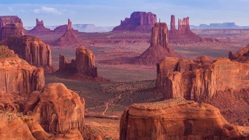 Monument－Valley－view－from－Hunts－Mesa＿shutterstock＿2400.jpg