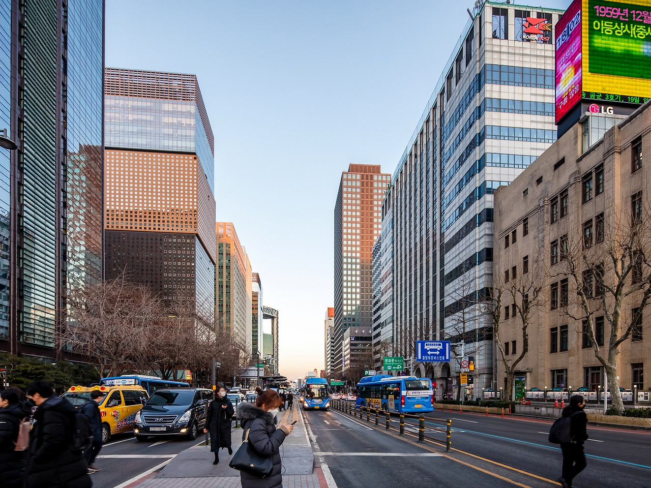 Downtown_Seoul_along_Jongno_Street_in_2020.jpg