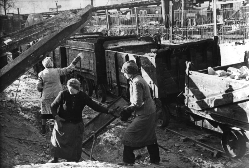 Bundesarchiv_Bild_183-H30060,_Berlin,_Trümmerfrauen_vor_Loren.jpg