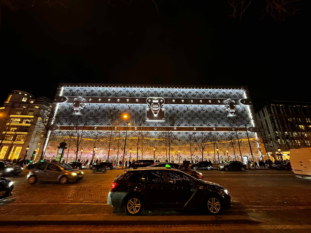 visuel-louis-vuitton-champs-elysees-1-3200x0.jpg