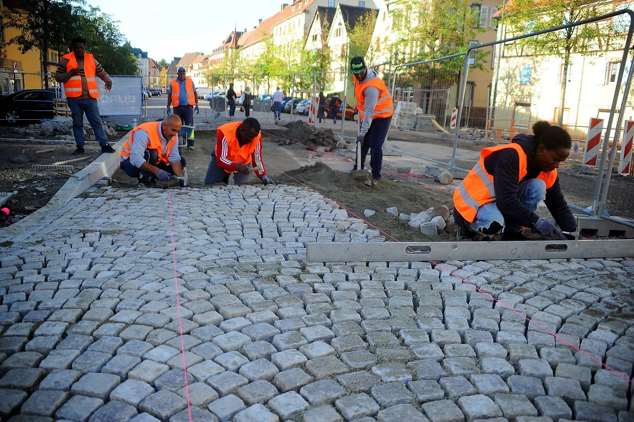pas-trop-le-temps-de-discuter-les-six-paveurs-essentiellement-cap-verdiens-s-activent-a-poser-environ-2-000-m-de-paves-sur-le-chantier-de-refection-du-carrefour-de-la-rue-turenne-et-du-boulevard-saint-pierre-a-colmar-photo-dna-nicolas-pinot.jpg