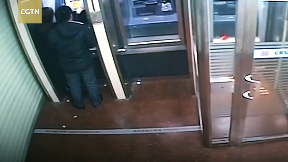 Robber_returns_money_to_woman_after_seeing_her_bank_account_was_empty_0-17_s.jpg