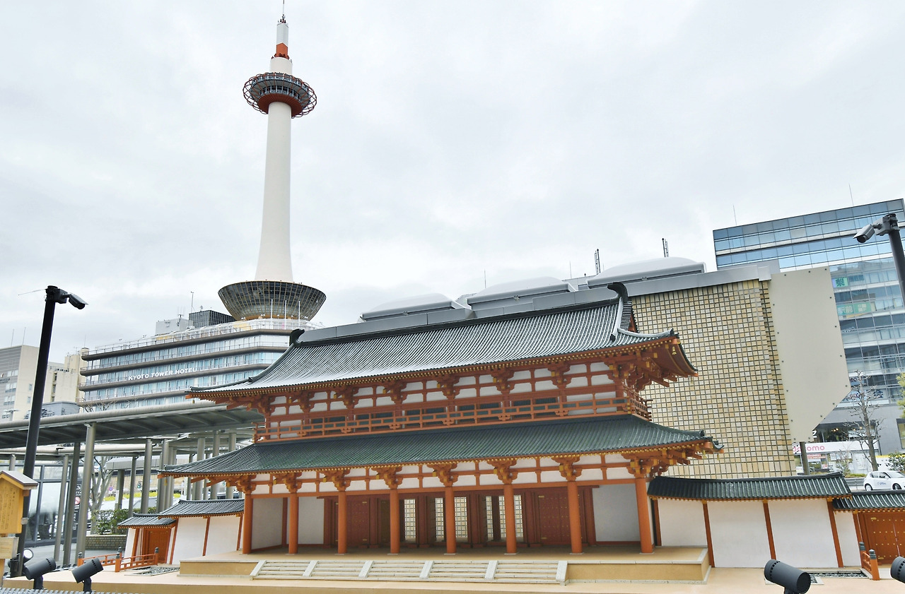 Kyoto_Tower_and_Model_of_Rajomon.jpg