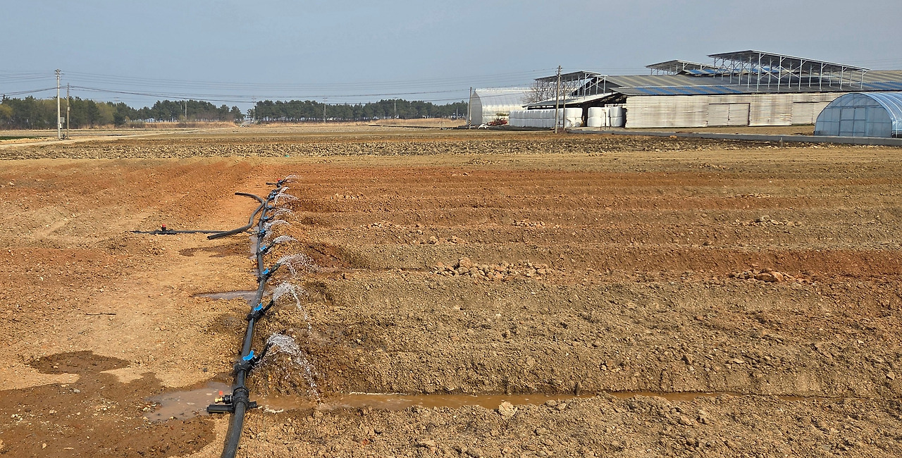 260327 울진밭(양수기에서 굵은배관 설치).jpg