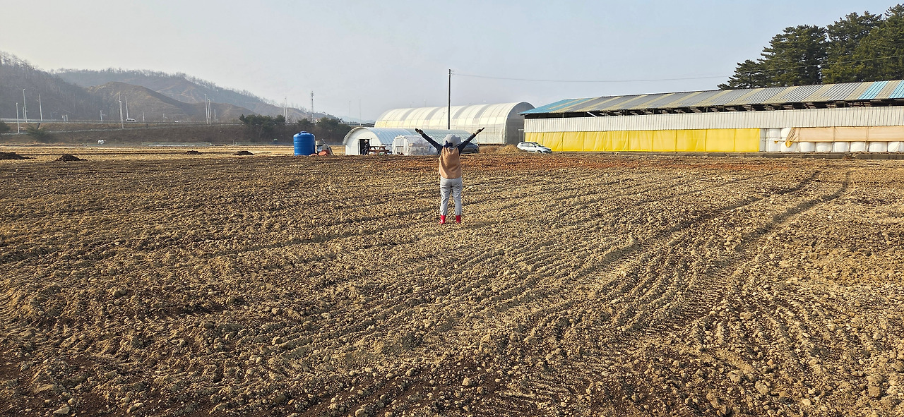 260214 퇴비만들고뿌리기 (1).jpg