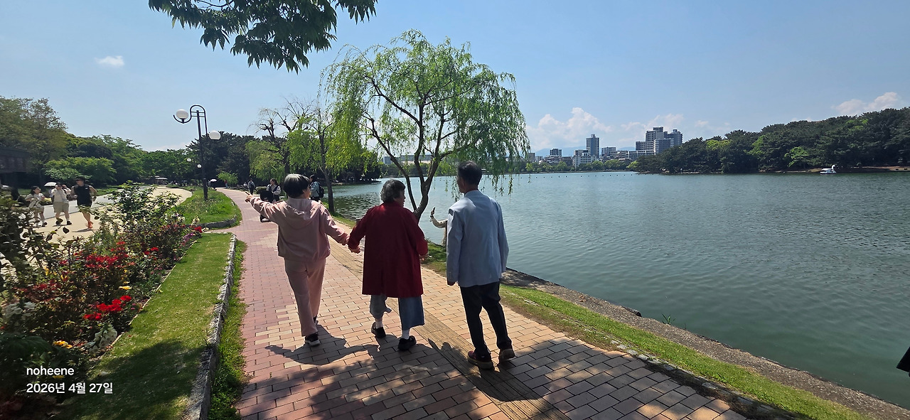 260427 일본(오호리공원을 산책하는 우리).jpg